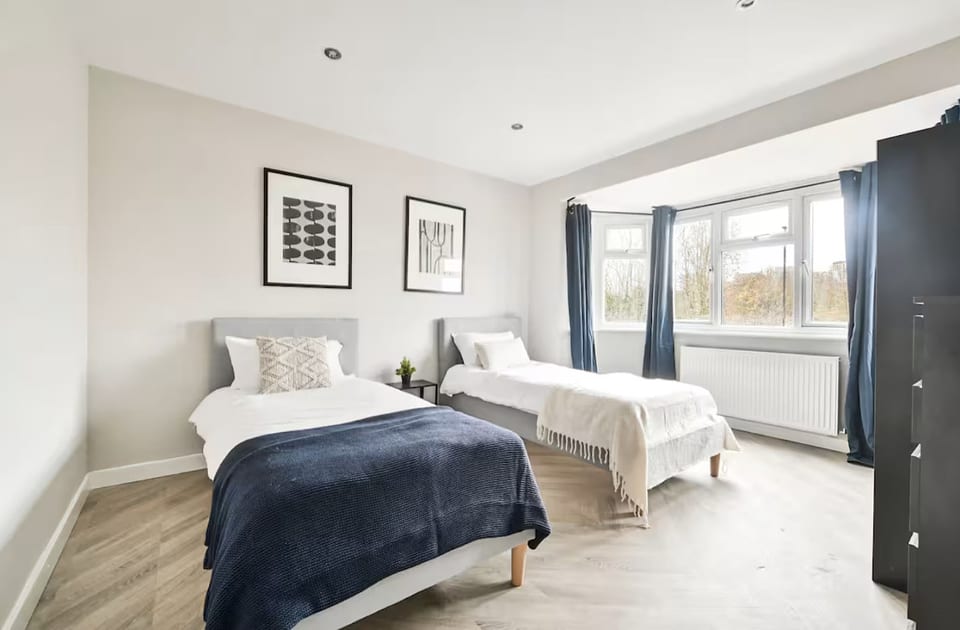 Modern 4BR Home in SE3 near North Greenwich and Kidbrooke Station Sleeps 7 - London