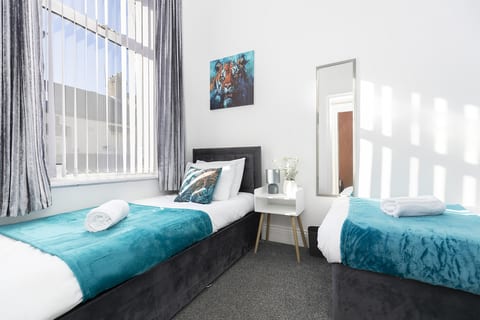 Stylish 3BR Home with Parking by University