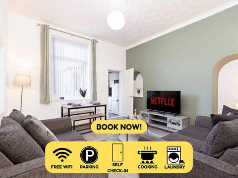 Stylish 3BR Home with Parking by University