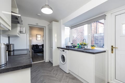 Stylish 3BR Home with Parking by University