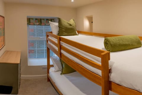 Modern 3BR Flat Free Parking in Central Plymouth