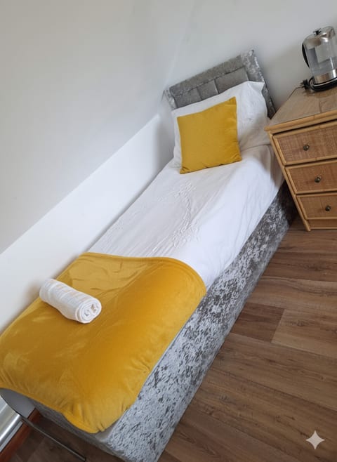 Modern 4BR Cambridge House w/ Parking for 9 guests