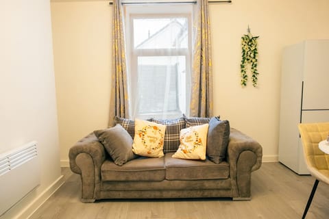 Cozy 2BR Flat Near Cardiff City Centre | Stadium| Shops | Uni