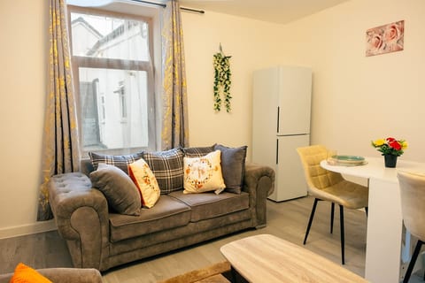 Cozy 2BR Flat Near Cardiff City Centre | Stadium| Shops | Uni