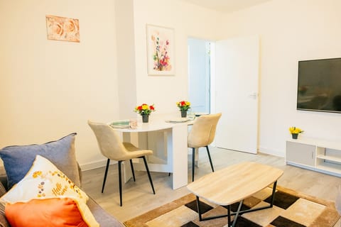 Cozy 2BR Flat Near Cardiff City Centre | Stadium| Shops | Uni