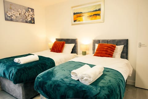 Stylish 3-Bed Flat Near Cardiff City Centre & Uni