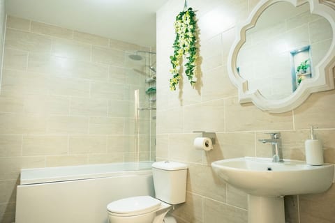Stylish 3-Bed Flat Near Cardiff City Centre & Uni