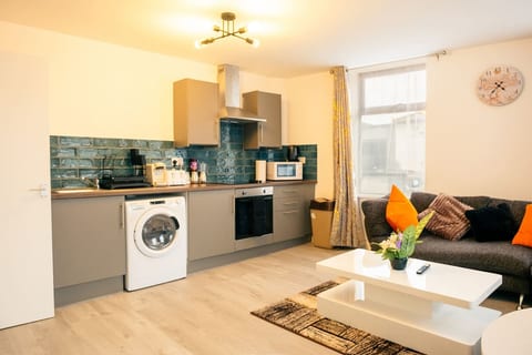 Stylish 3-Bed Flat Near Cardiff City Centre & Uni