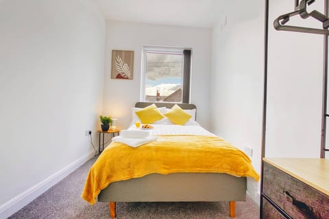 Modern 3-Bed Home Sleeps 6 with Parking & Fast WiFi Perfect for Contractors & Long Stays