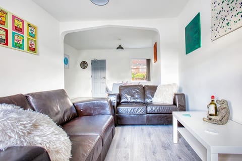 Modern 3-Bed Home Sleeps 6 with Parking & Fast WiFi Perfect for Contractors & Long Stays