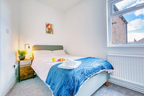 Modern 3-Bed Home Sleeps 6 with Parking & Fast WiFi Perfect for Contractors & Long Stays
