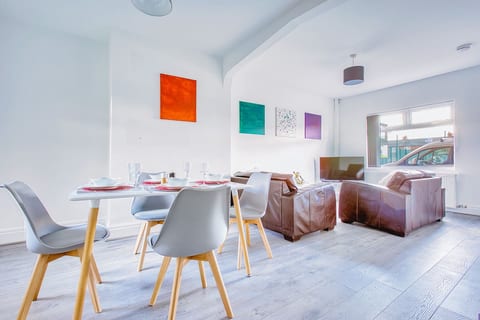 Modern 3-Bed Home Sleeps 6 with Parking & Fast WiFi Perfect for Contractors & Long Stays