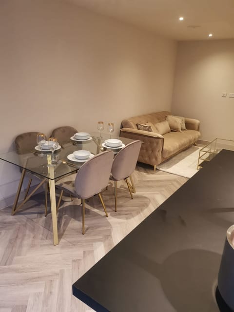 London 2BR Retreat with Free Parking & City Access