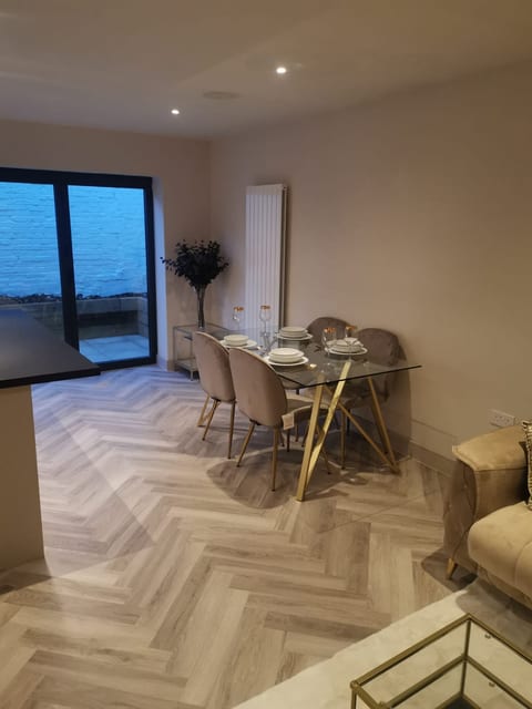 London 2BR Retreat with Free Parking & City Access