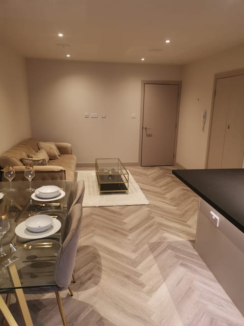 London 2BR Retreat with Free Parking & City Access