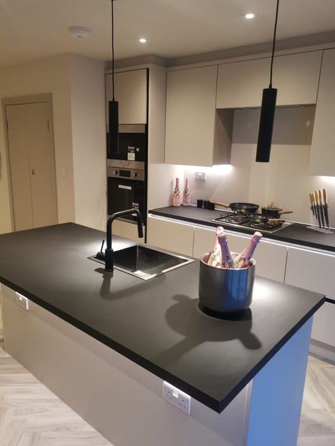London 2BR Retreat with Free Parking & City Access
