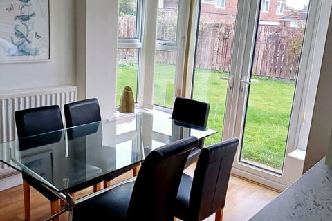 The Green House Durham Large Family & Contractor Stay Sleeps 12 with Ample Parking