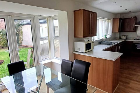The Green House Durham Large Family & Contractor Stay Sleeps 12 with Ample Parking