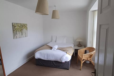 The Green House Durham Large Family & Contractor Stay Sleeps 12 with Ample Parking
