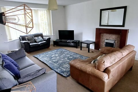 The Green House Durham Large Family & Contractor Stay Sleeps 12 with Ample Parking
