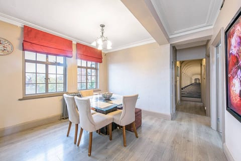 Modern 3BR London Apartment with Stunning Views | Prime Finchley Road Location