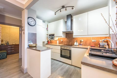 Modern 3BR London Apartment with Stunning Views | Prime Finchley Road Location