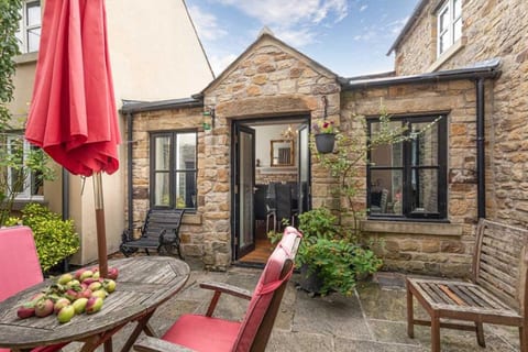 Prospect Cottage: 3BR Countryside Retreat Sleeps 6