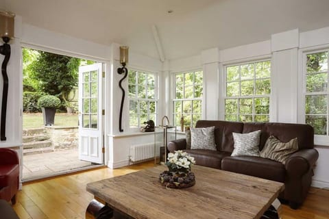 Prospect House: Elegant Georgian 4BR Home Durnham