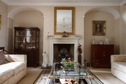 Prospect House: Elegant Georgian 4BR Home Durnham