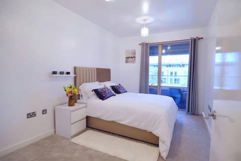 Royal Docks Modern Retreat EddingtonCourt Sleeps 5