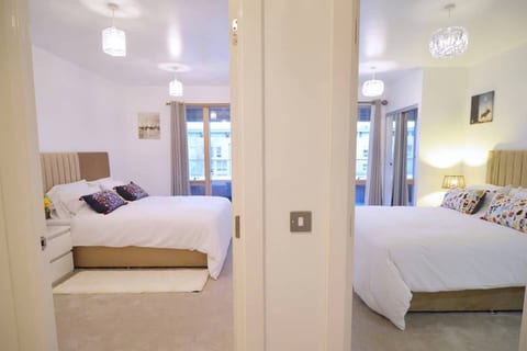 Royal Docks Modern Retreat EddingtonCourt Sleeps 5