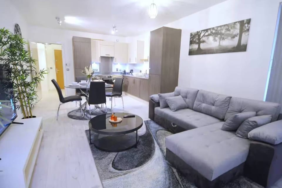 Royal Docks Modern Retreat EddingtonCourt Sleeps 5 - Greater London