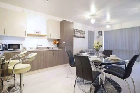 Royal Docks Modern Retreat EddingtonCourt Sleeps 5