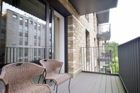 Chic 2BR Flat Stunning Views Greenwich Peninsula