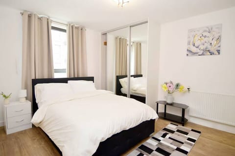 Chic 2BR Flat Stunning Views Greenwich Peninsula