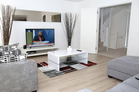 Modern Chic 2BR Flat near DLRstation Free Parking