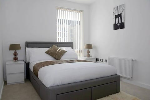 Modern Chic 2BR Flat near DLRstation Free Parking