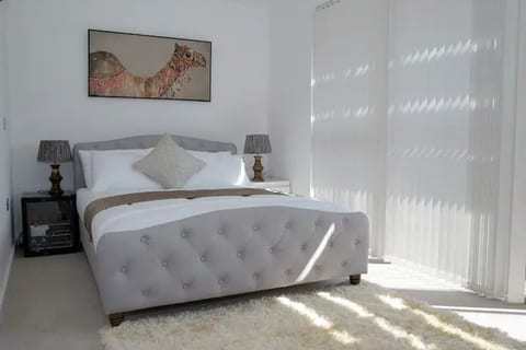 Modern Chic 2BR Flat near DLRstation Free Parking