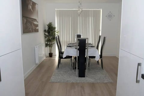 Modern Chic 2BR Flat near DLRstation Free Parking