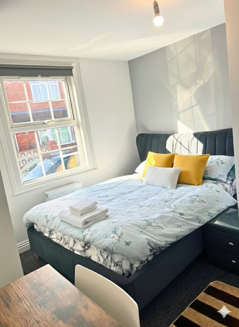 Home with 7 En-Suites & 4 Kitchens in Reading