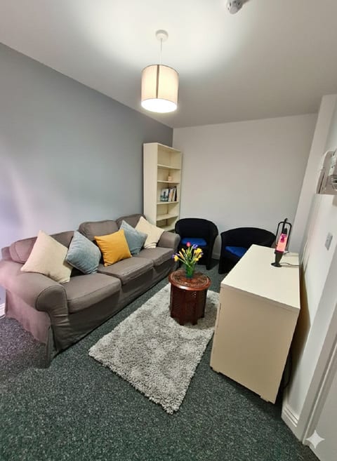 Home with 7 En-Suites & 4 Kitchens in Reading
