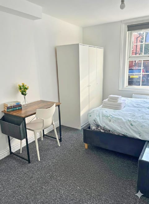Home with 7 En-Suites & 4 Kitchens in Reading