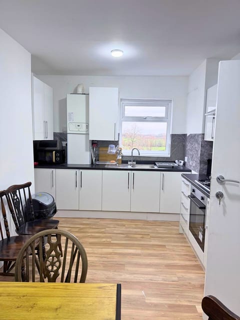 Spacious 6-Bedroom Property with Ensuite – Perfect for Groups