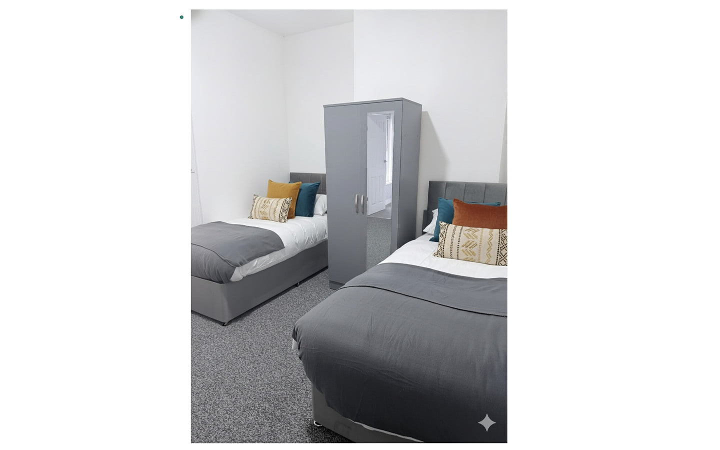 Cozy Two Single Beds Ensuite Bathroom and Shared Kitchen