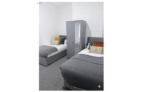 Cozy Two Single Beds Ensuite Bathroom and Shared Kitchen