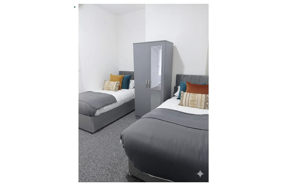 Gemütliches Zimmer mit zwei Einzelbetten, eigenem Bad und gemeinsamer Küche - Glazebury
