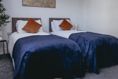 Elizabeth Line Retreat – Modern 2BR Flat in Hayes
