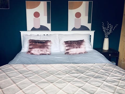 Central Mill Hill Home – Spacious 4BR Free Parking