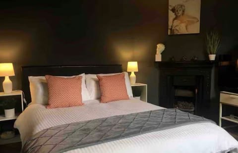 Central Mill Hill Home – Spacious 4BR Free Parking