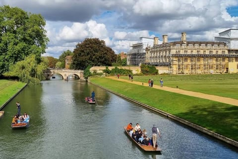 Cambridge Comfort Stay - 2BR Flat w/Free Parking